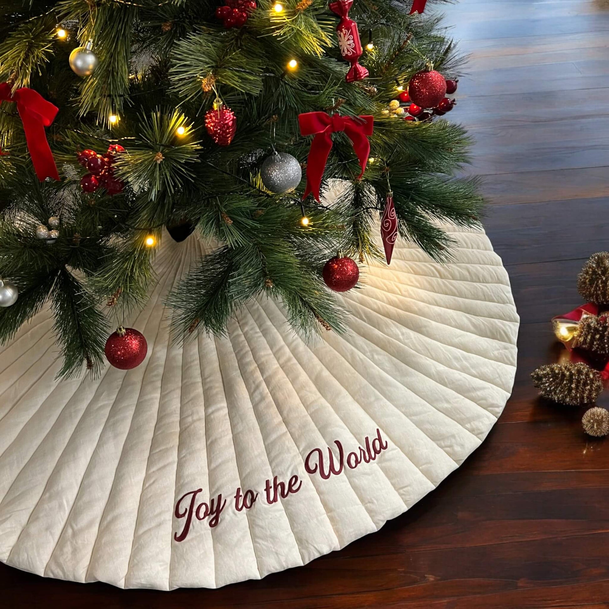 Christmas Tree Skirt, Vintage Christmas Tree Skirt