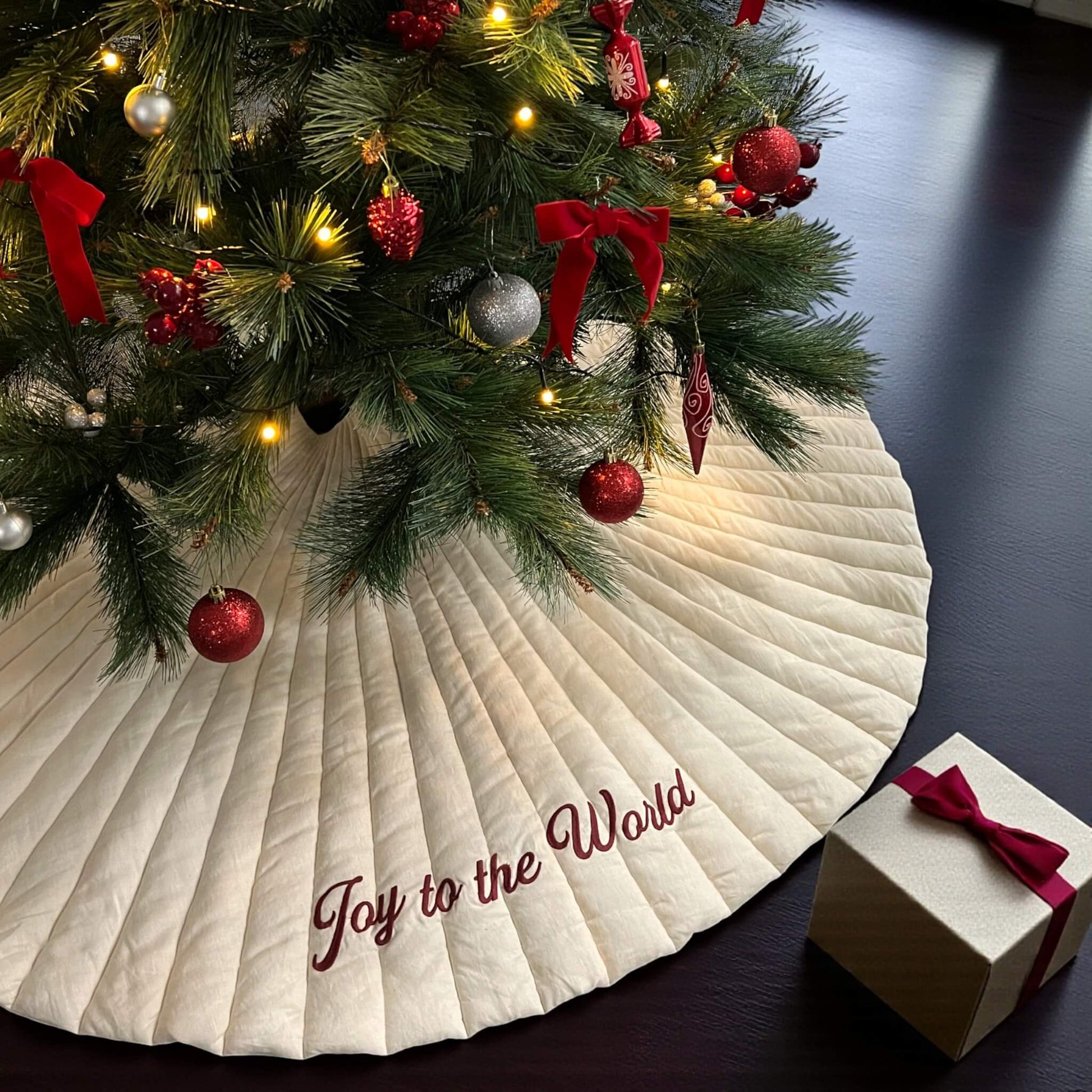 Christmas Tree Skirt, Vintage Christmas Tree Skirt